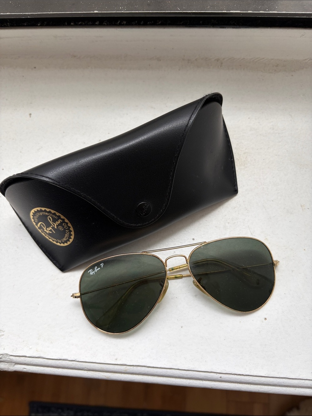 Ray-Ban Aviator polarized Sunglasses with Black Case - Gold Frame Green Lenses